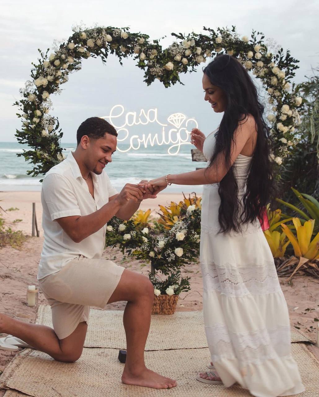 Vitor Roque passe la bague au doigt de sa femme Dayana